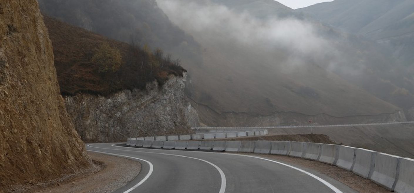 Дорога на шарой. Дороги Чеченской Республики. Горные дороги Чечни. Красивые дороги Дагестана. Дорога в горах Чечни.