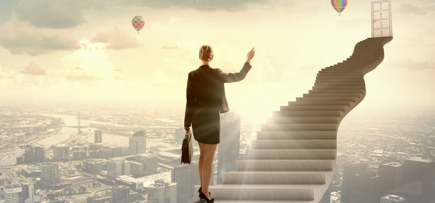 Жизненно необходимая человек живет повысили в должности. Карьерная лестница женщины. Личностный рост женщины. Вверх по карьерной лестнице. Повышение по карьерной лестнице.